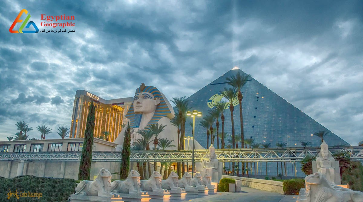 صورة بانورامية لفندق الأقصر ويقف أمامها تمثال أبو الهول ومدخل من طريق الكباش