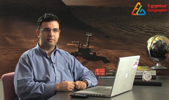 عصام حجي أمام شعار وكالة ناسا