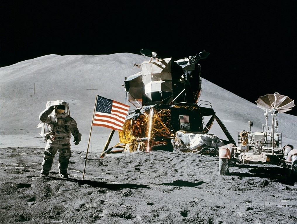 رحلات رواد الفضاء على سطح القمر 