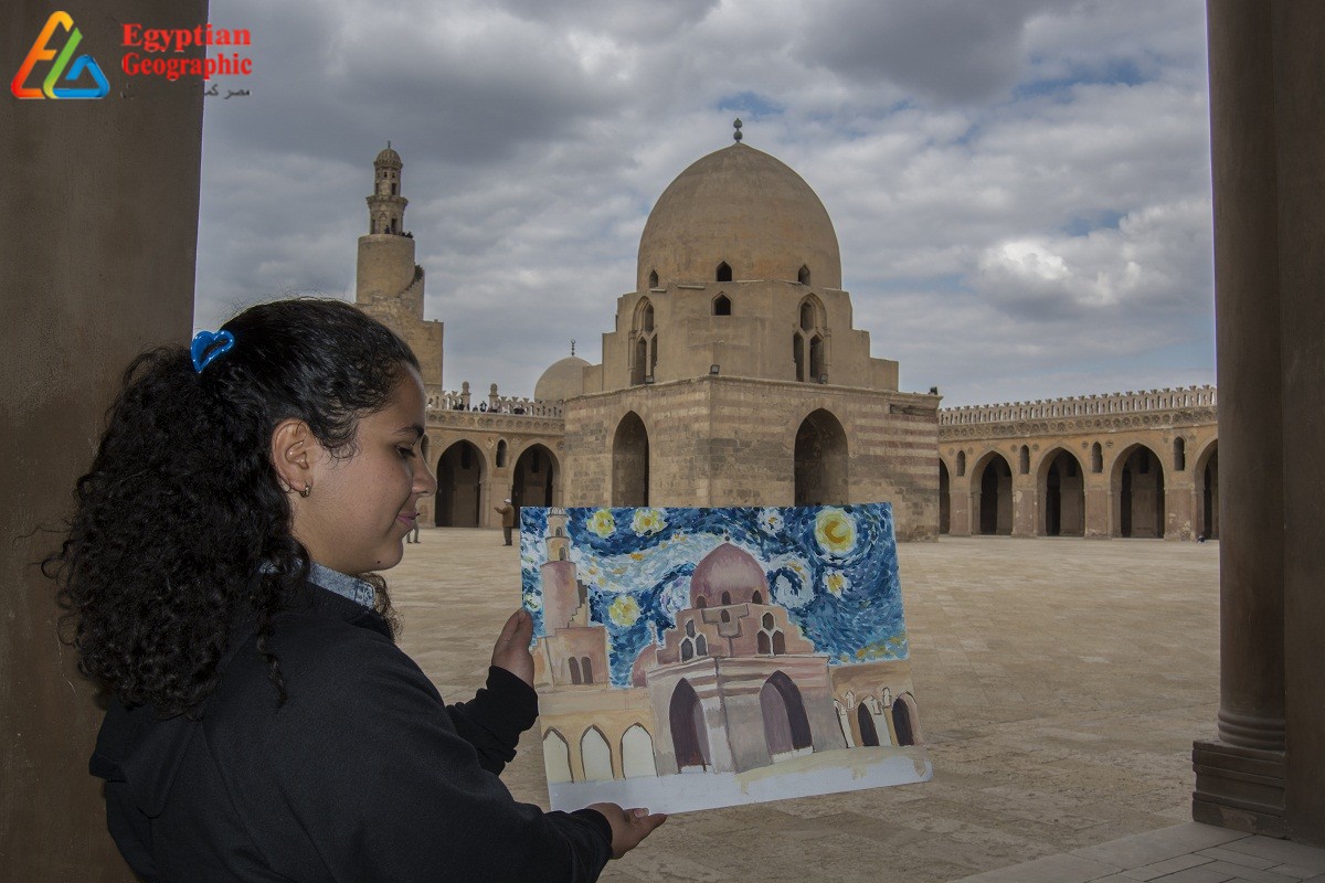 ورشة فنية للأطفال أمام مسجد ابن طولون