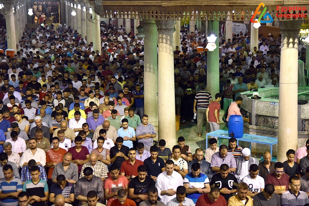 الالاف من المصلين بمسجد عمرو بن العاص