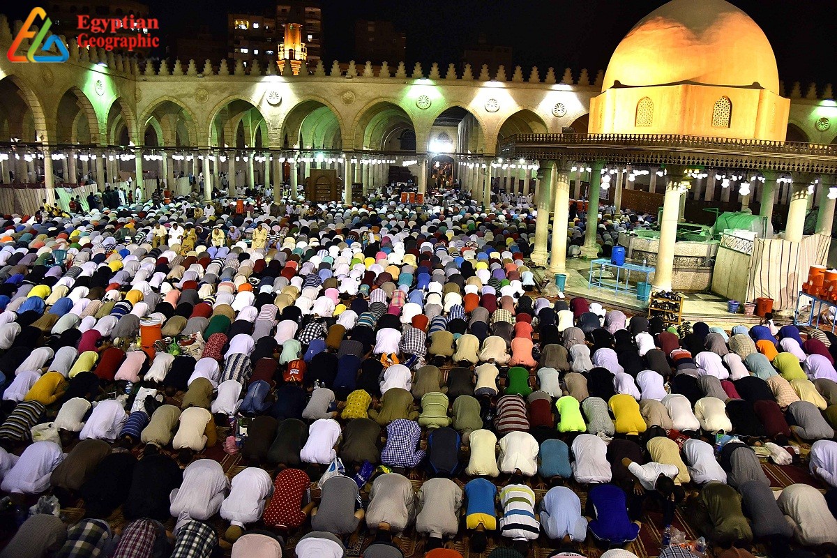 الالاف من المصلين بمسجد عمرو بن العاص