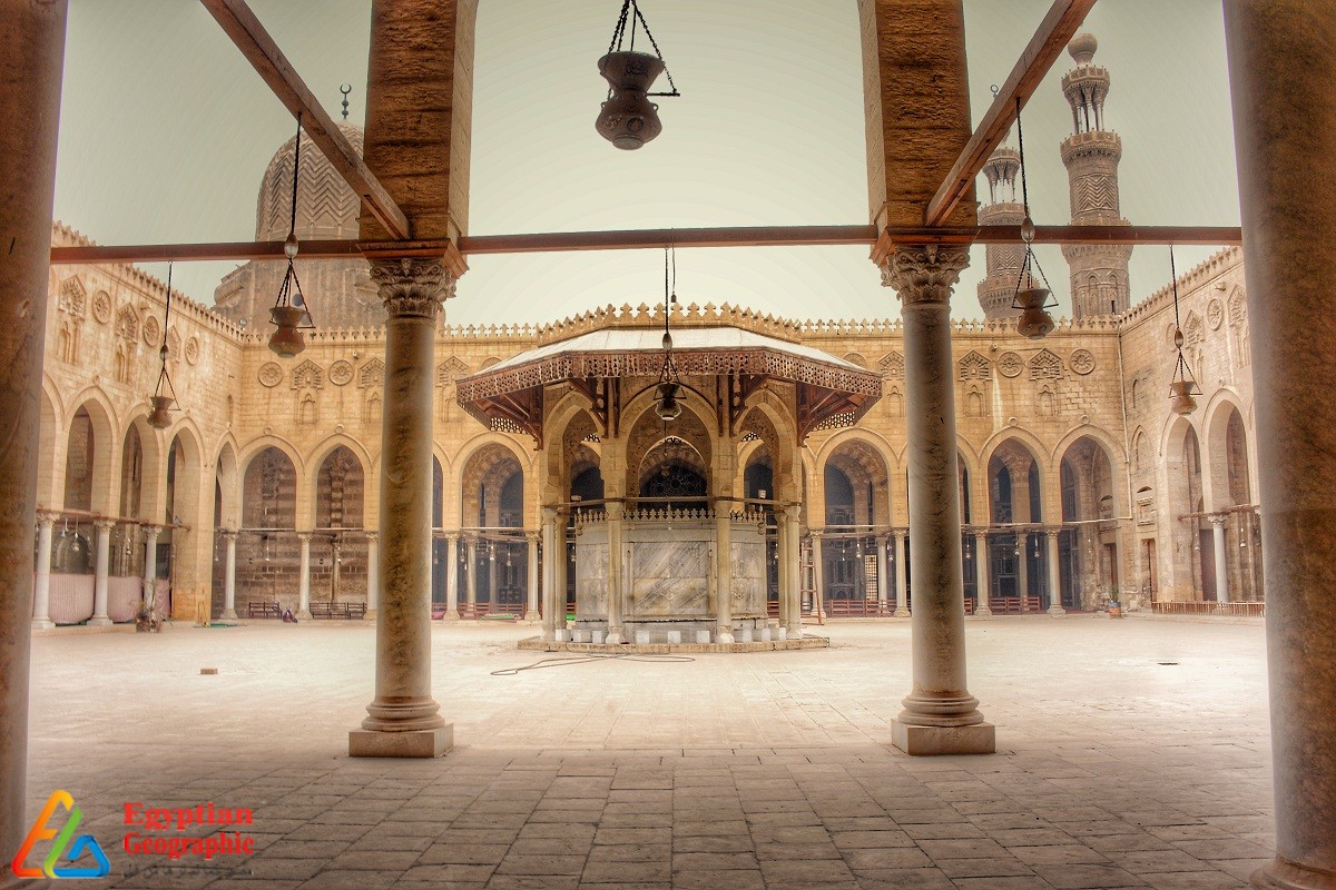 ساحة مسجد المؤيد شيخ