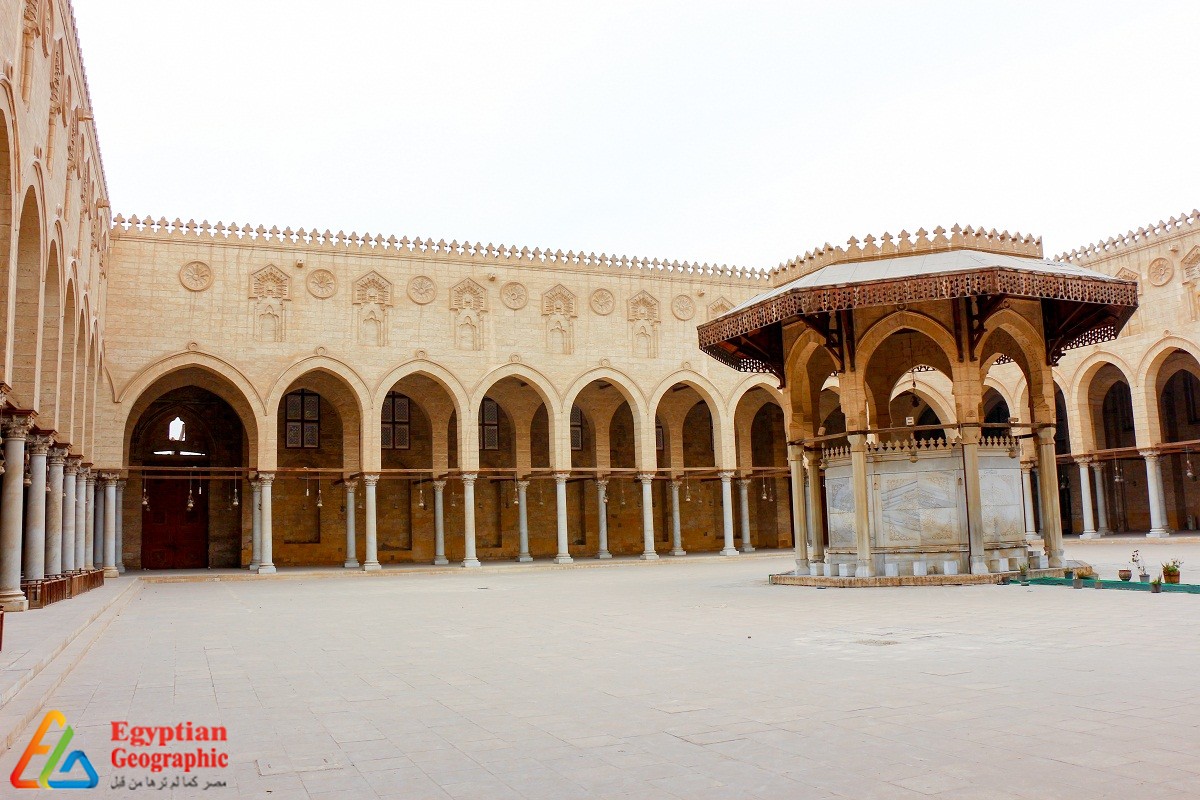 ساحة مسجد المؤيد شيخ