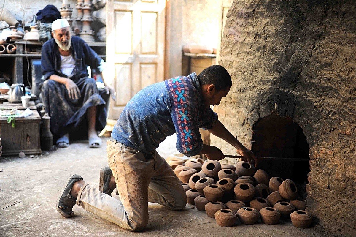 عم رمضان أقدم صانع للفخار في مصر