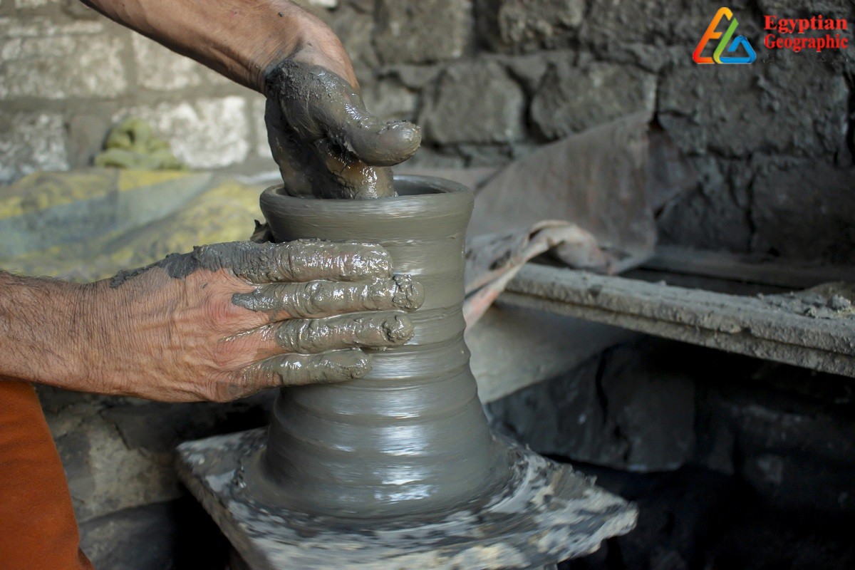 قرية النزلة رائدة صناعة الفخار اليدوي