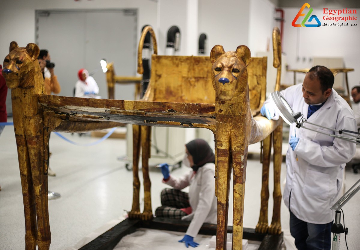 عملية تنظيف أحد تماثيل الملك توت عنخ أمون 