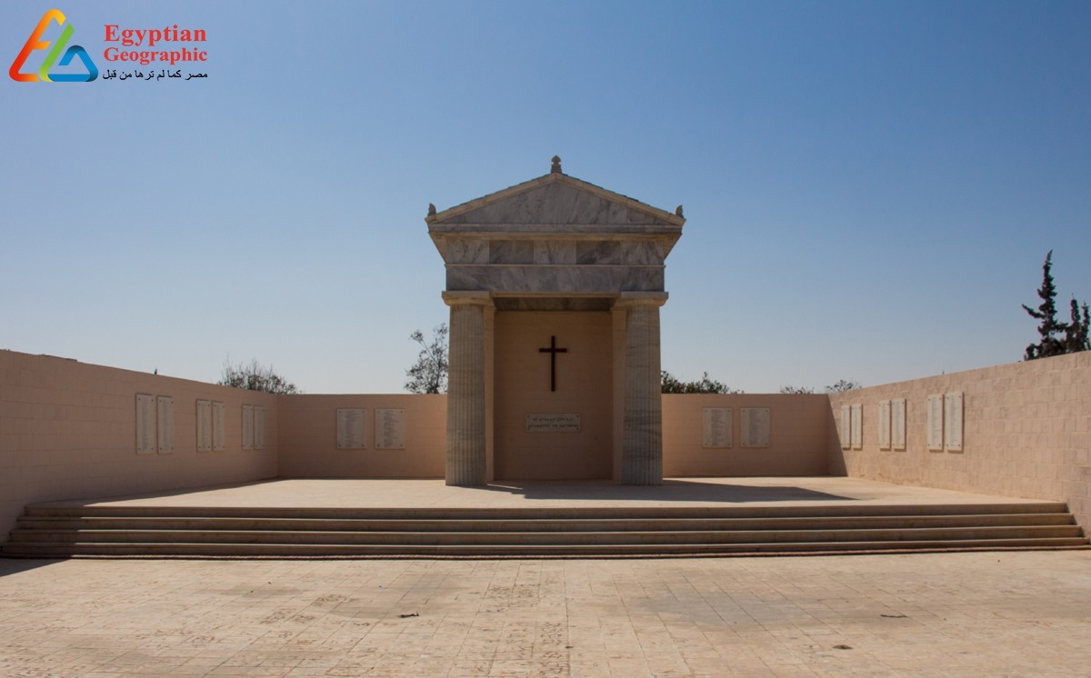 مشهد عام لمقابر الكومنولث ويظهر من بعيد صليب المذبح