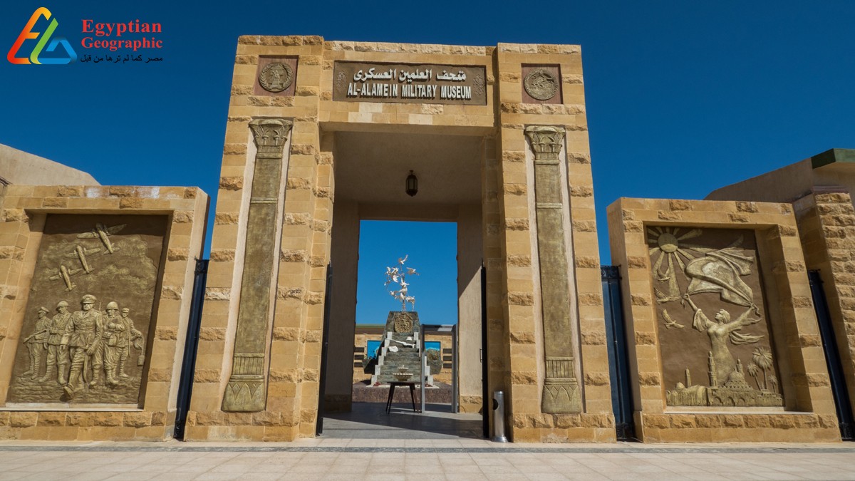 مشهد عام لمقابر الكومنولث ويظهر من بعيد صليب المذبح
