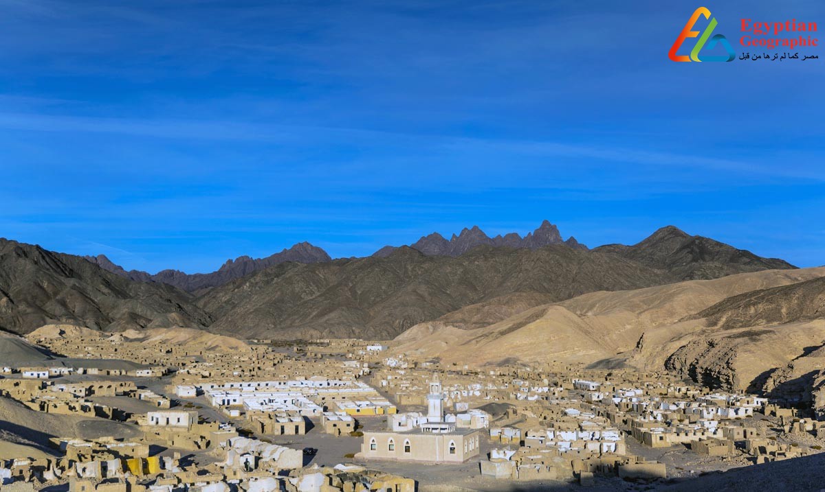 صورة بانورامية لقرية أم الحويطات وسط جبال البحر الأحمر