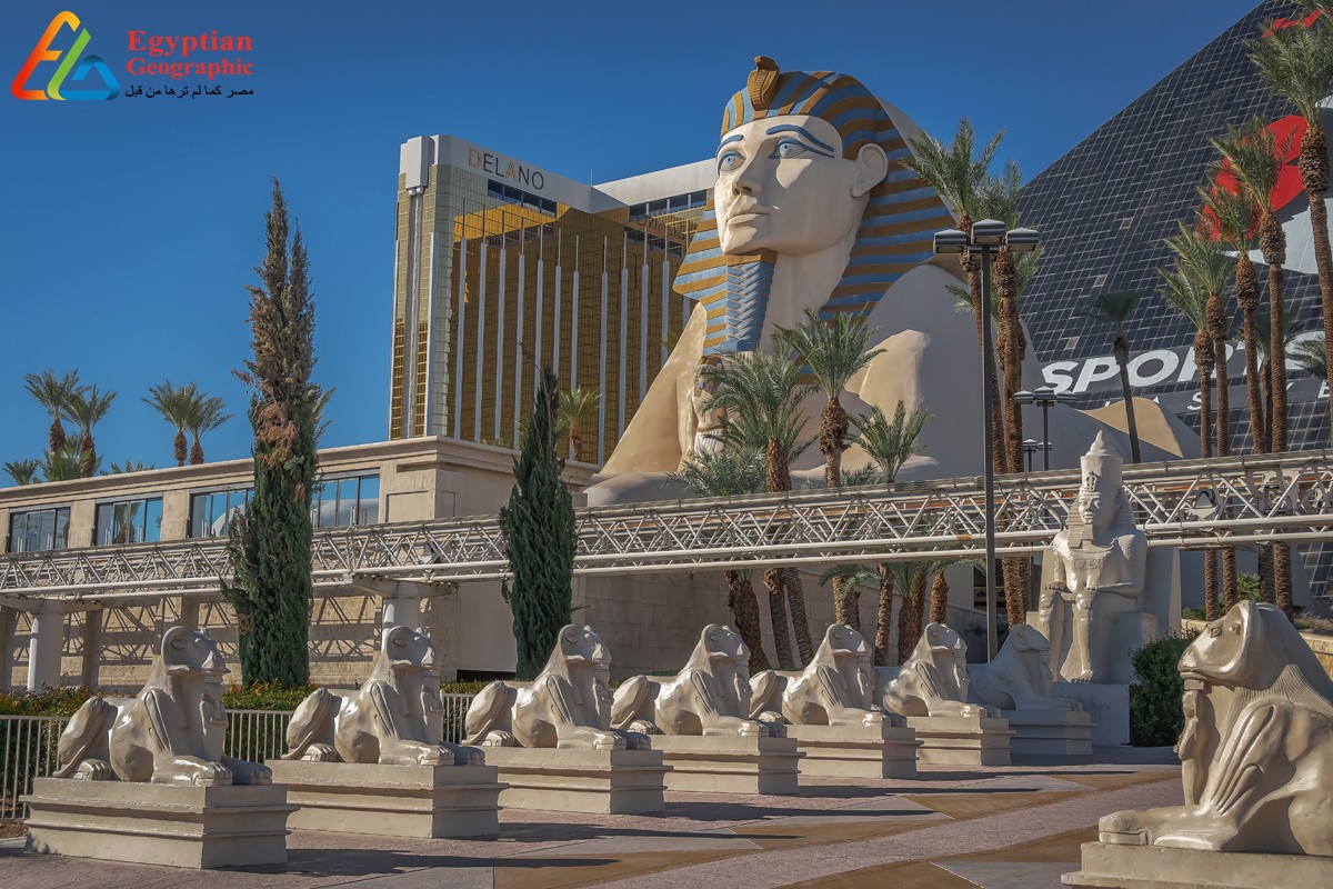صورة بانورامية لفندق الأقصر ويقف أمامها تمثال أبو الهول ومدخل من طريق الكباش